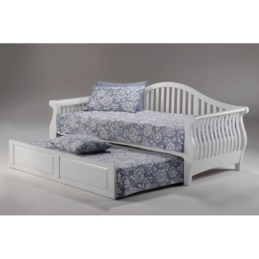 Wicker daybed with pop up trundle