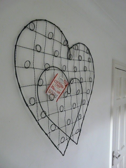 Contemporary metal wall art double heart with card holders