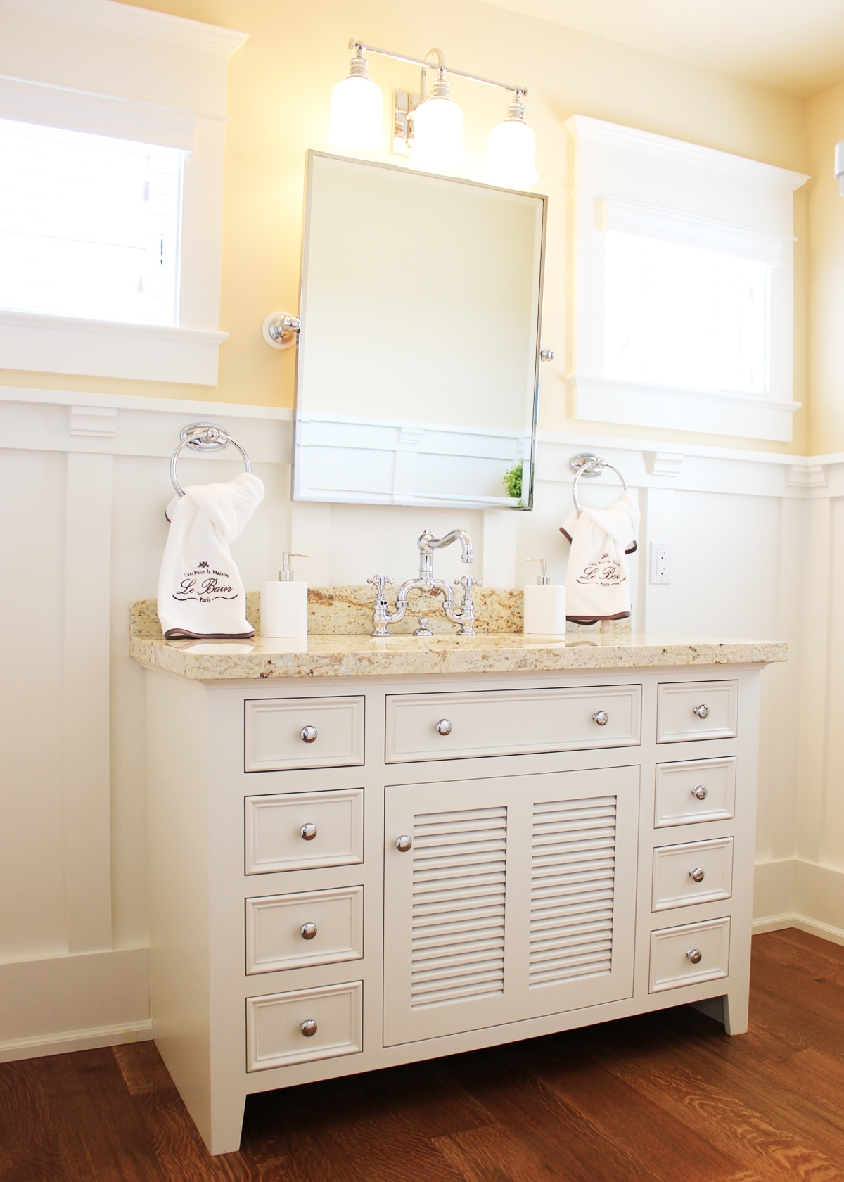 Functional beach house bathroom vanities