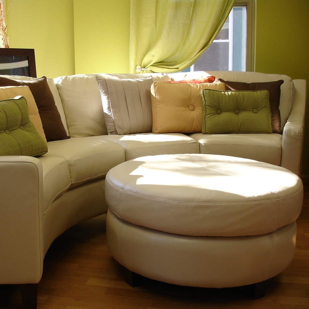 Round couch 2