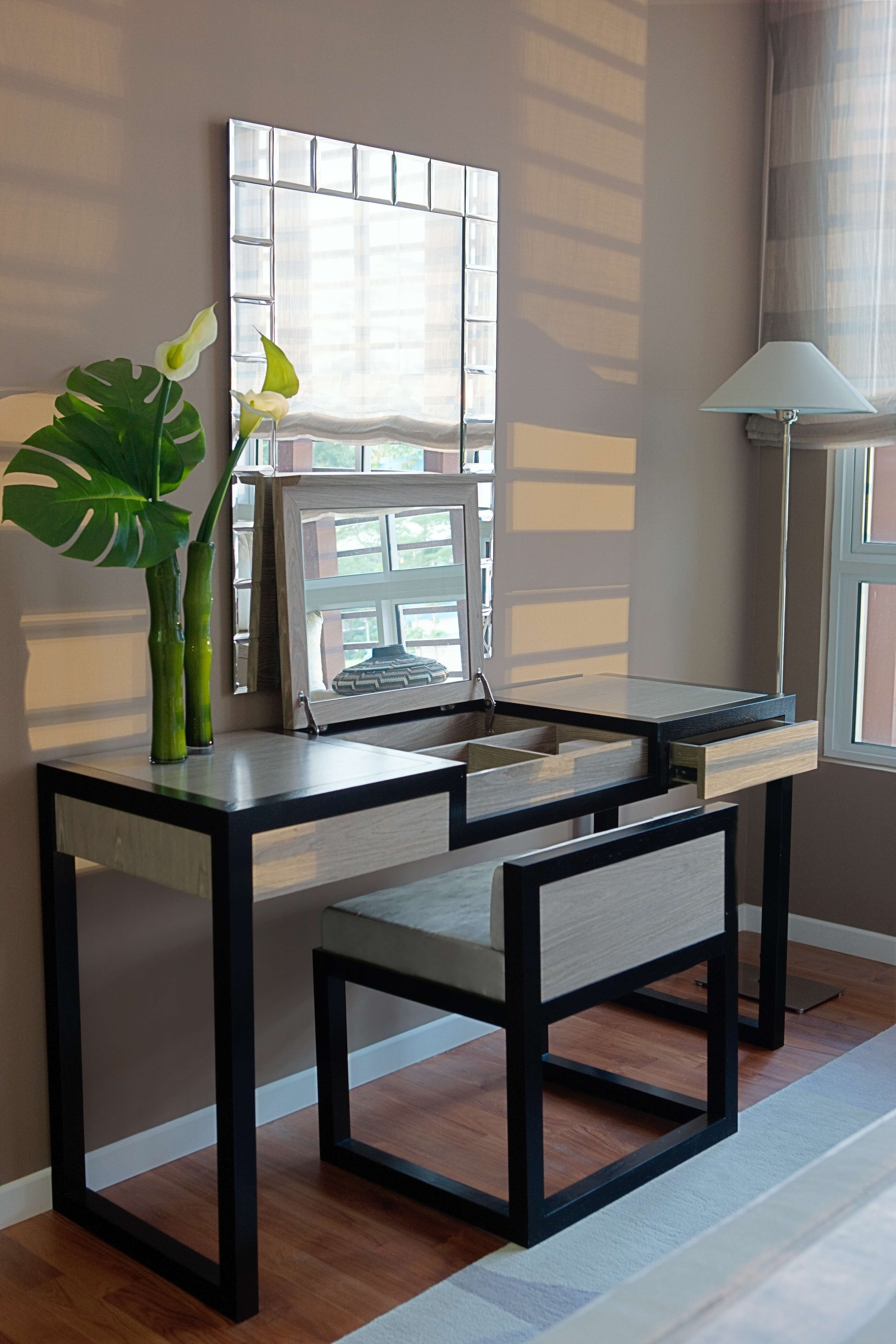 Flip top vanity table