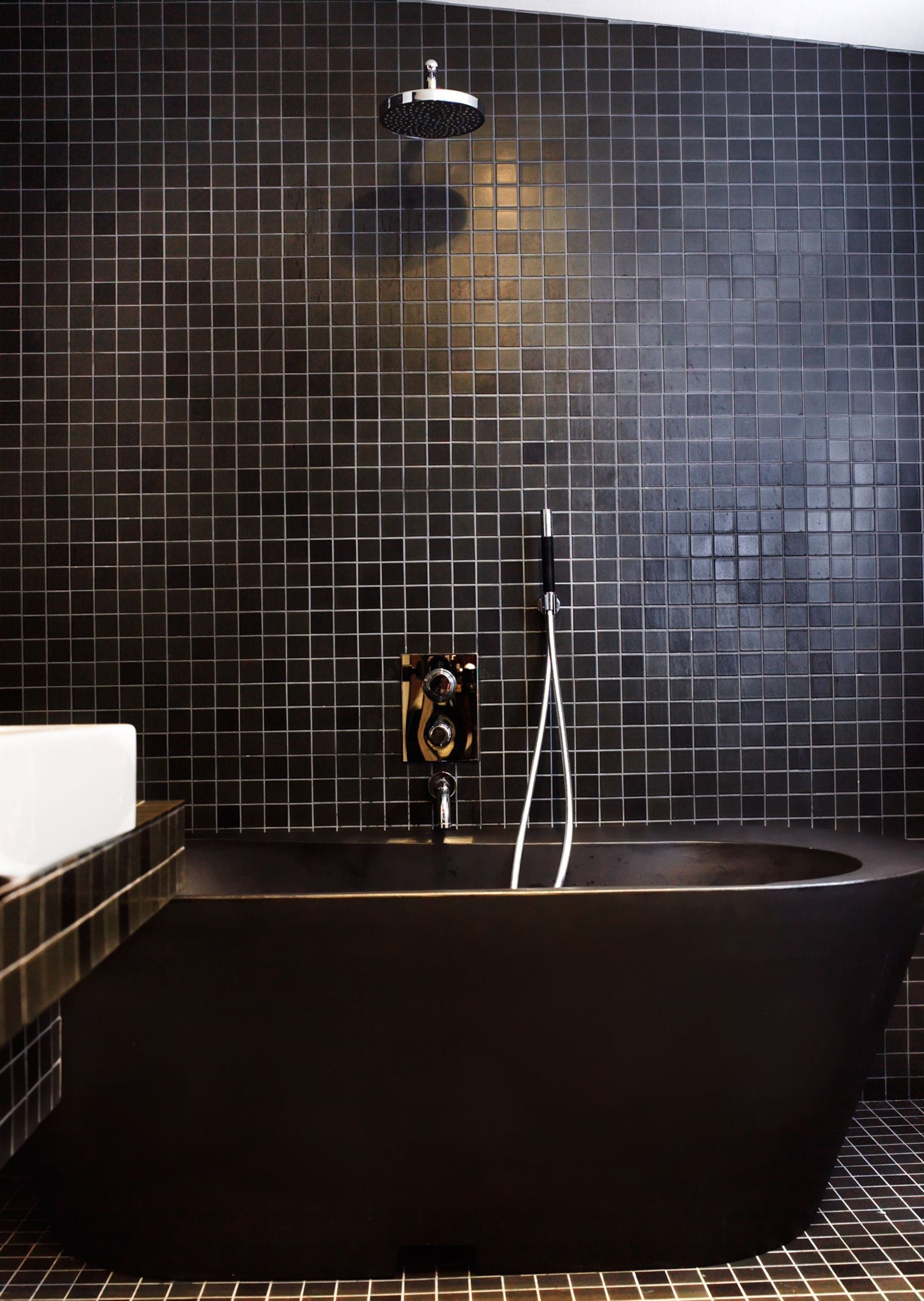 Black bathtub 10
