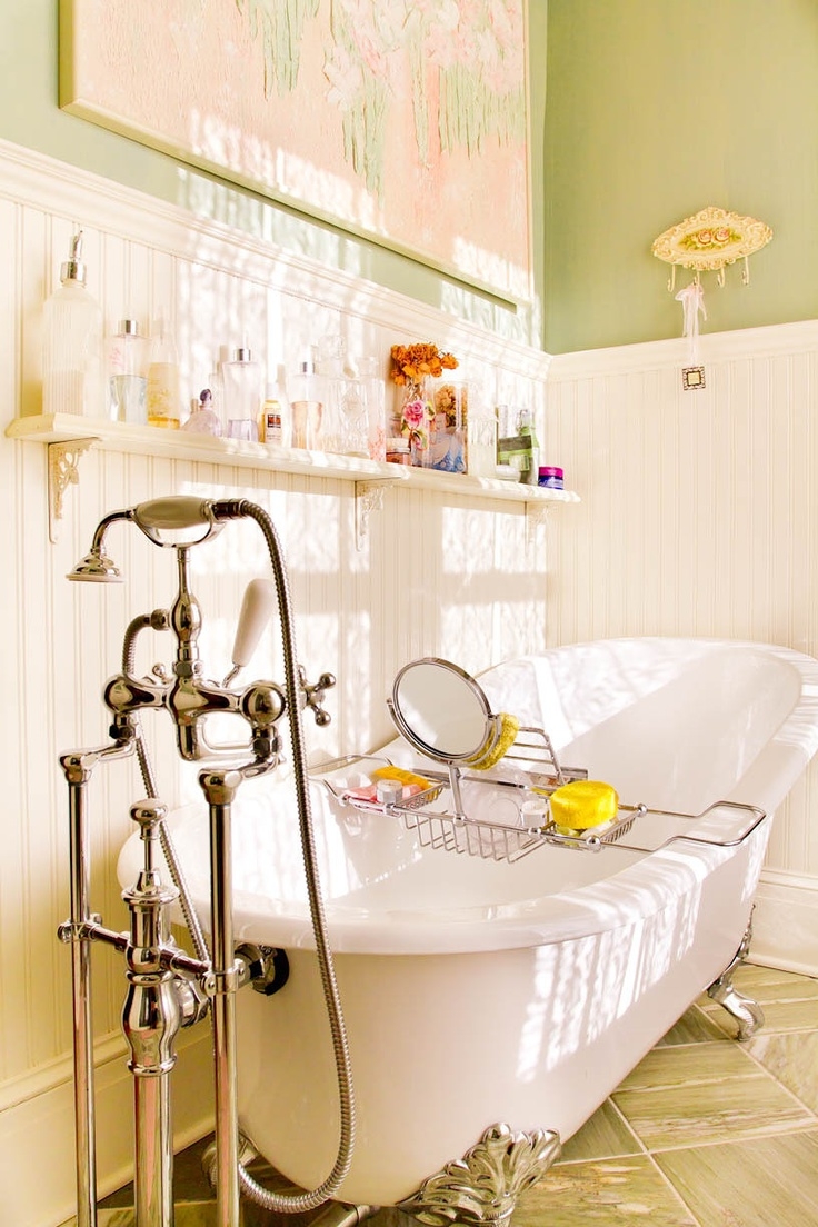 Clawfoot bathtub accessories