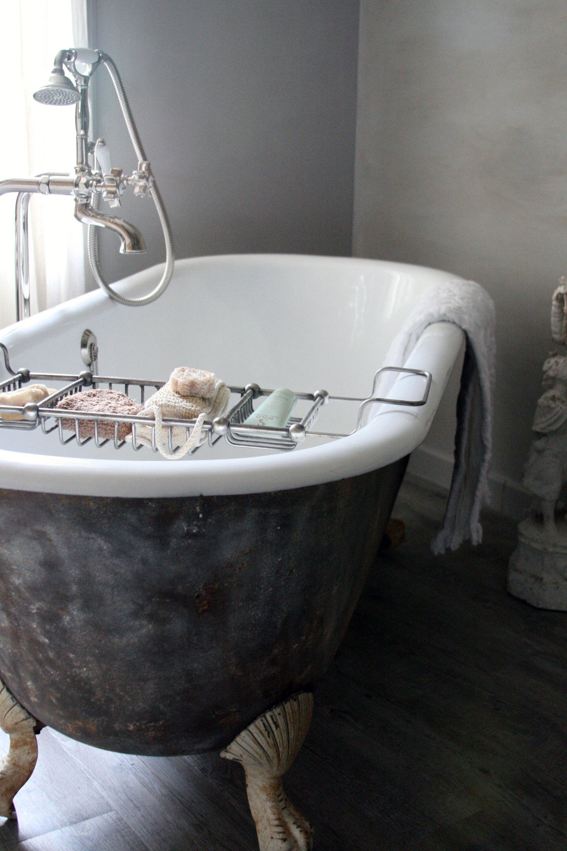 Clawfoot bathtub caddy