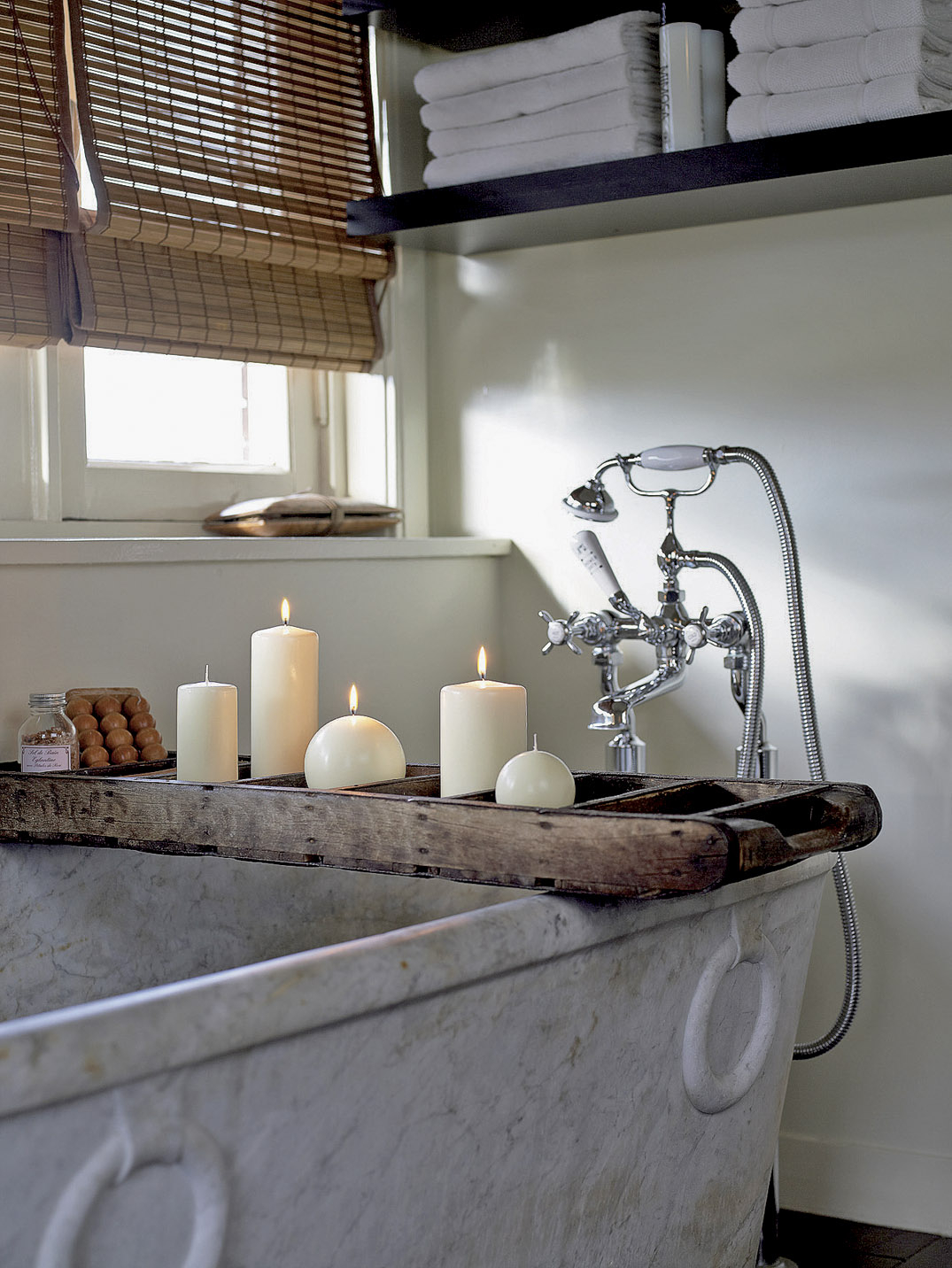 Shower caddy for clawfoot tub