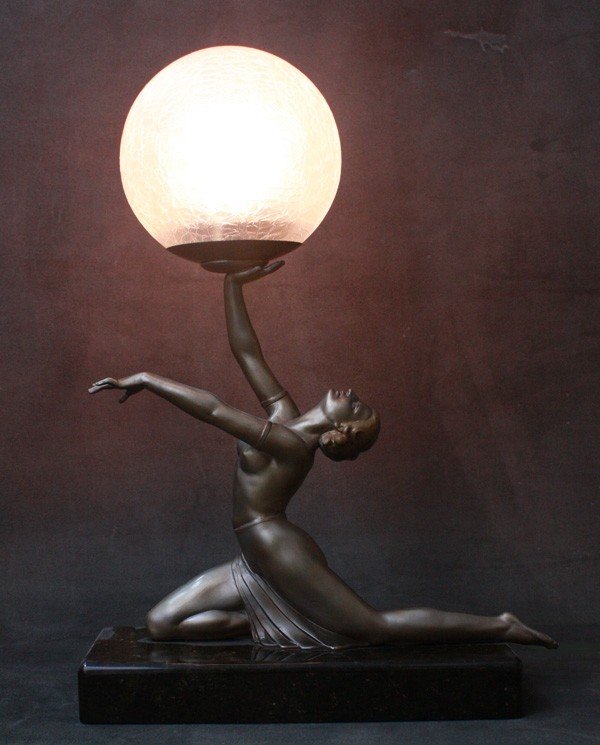Art deco lady table lamp