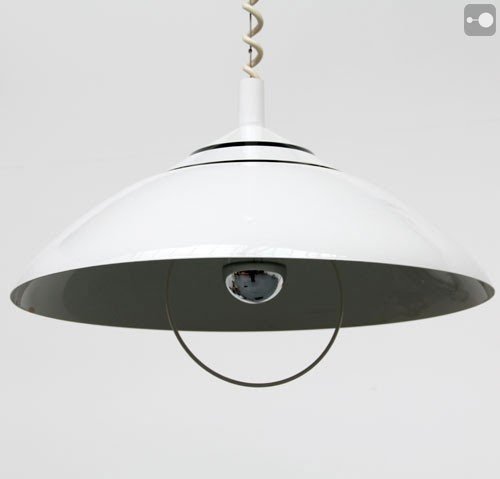 Retractable light fixtures