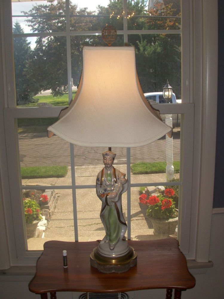 Exquisite Antique Chinese Porcelain Lamp W Man Playing Sanhu Beautiful Shade