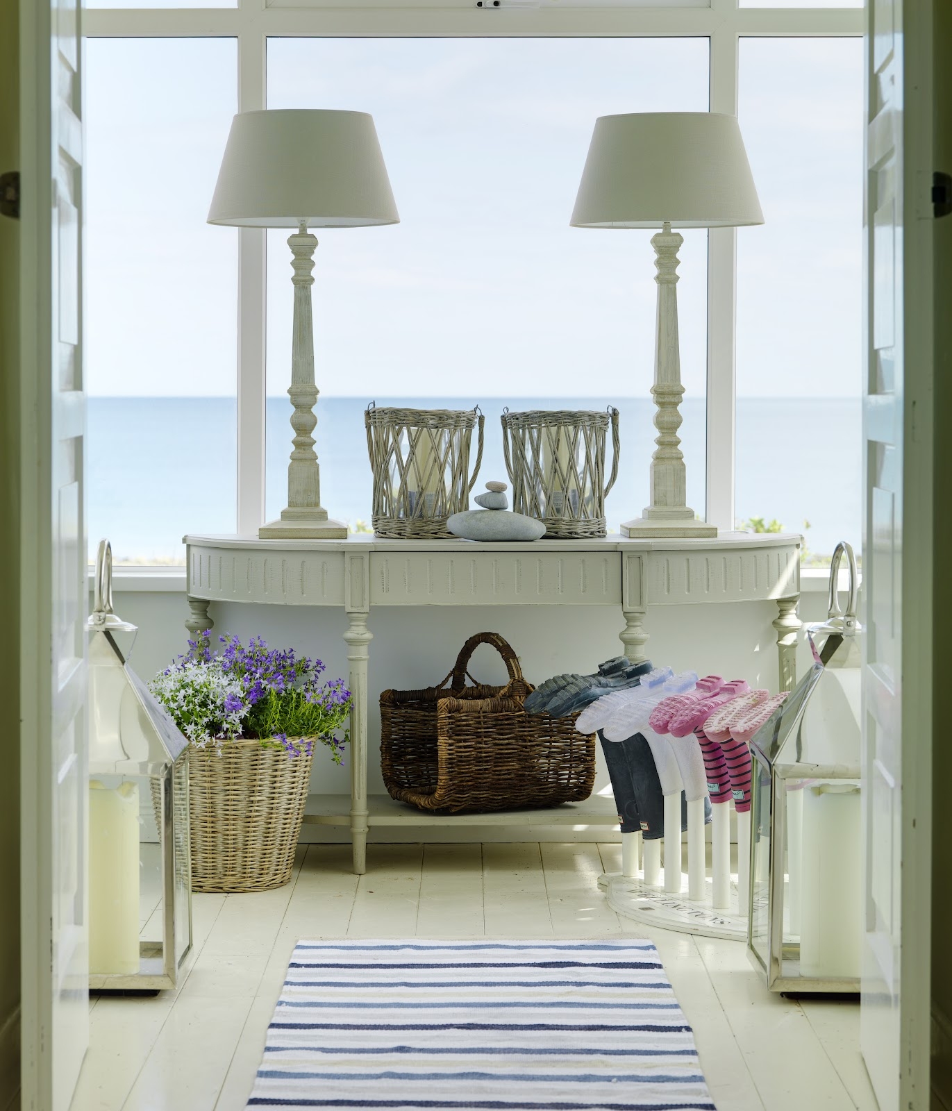 White console table with baskets 21