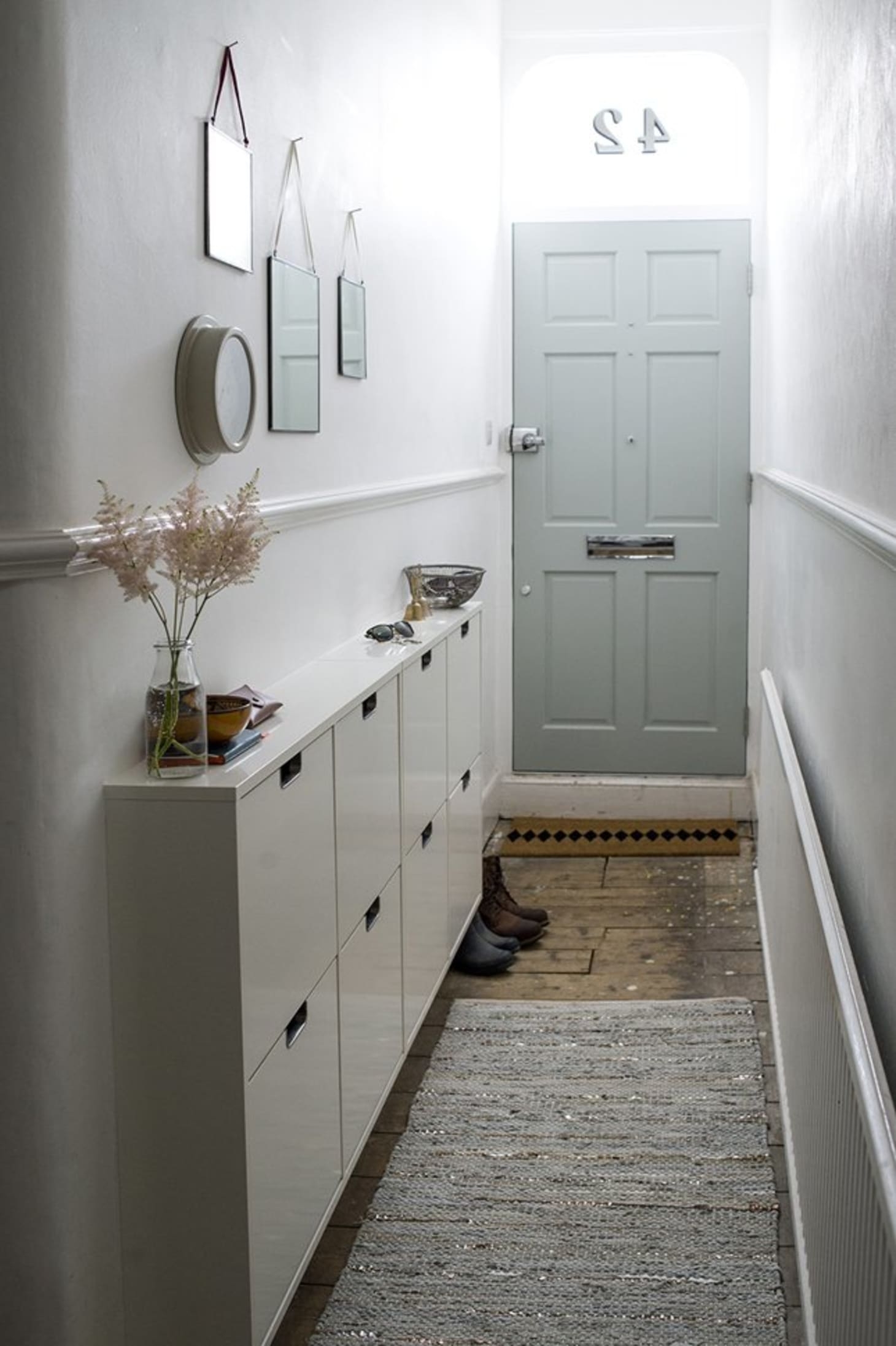 Narrow shoe rack