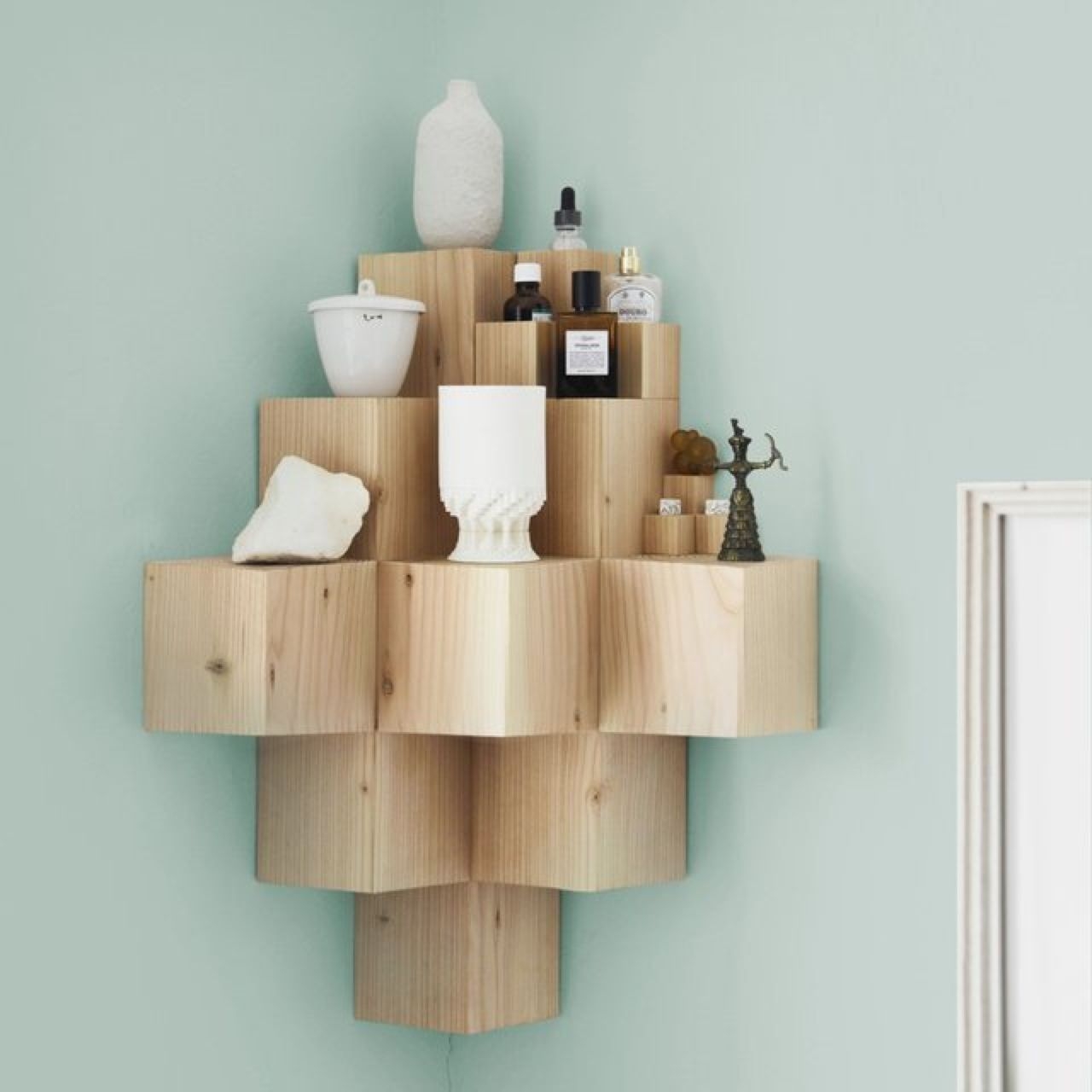 Corner shelf unit with doors