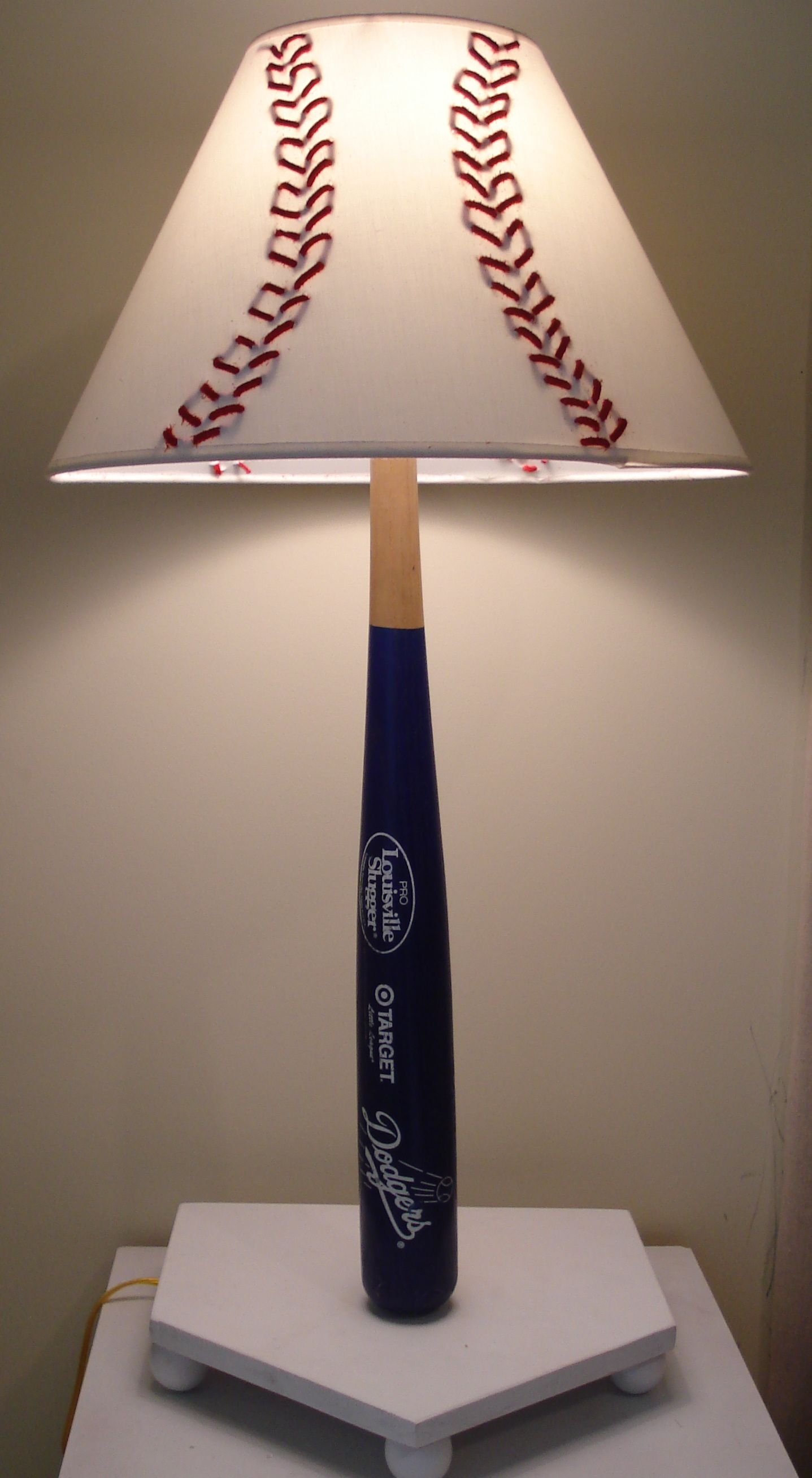 Baseball bat table