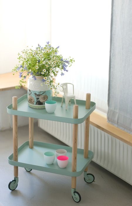 Tray on wheels