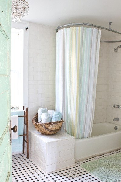 Circular shower curtain rail