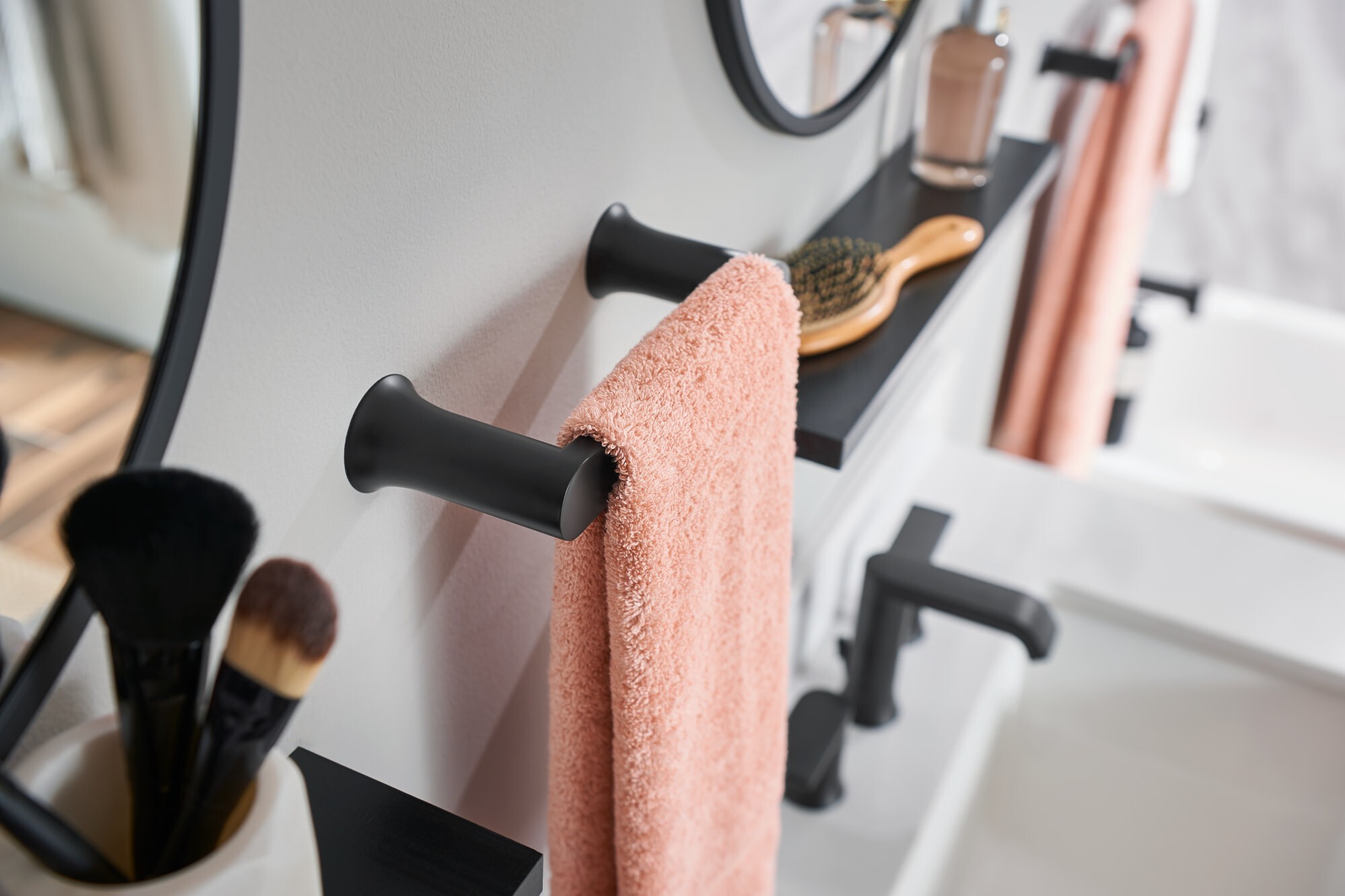 Black Modern Metal Towel Bar