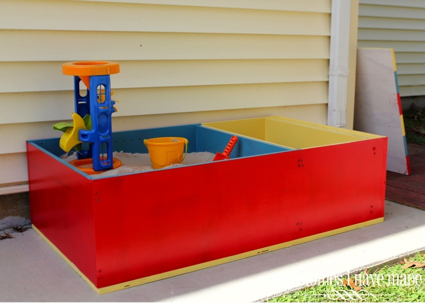 Color-block sandbox with cover