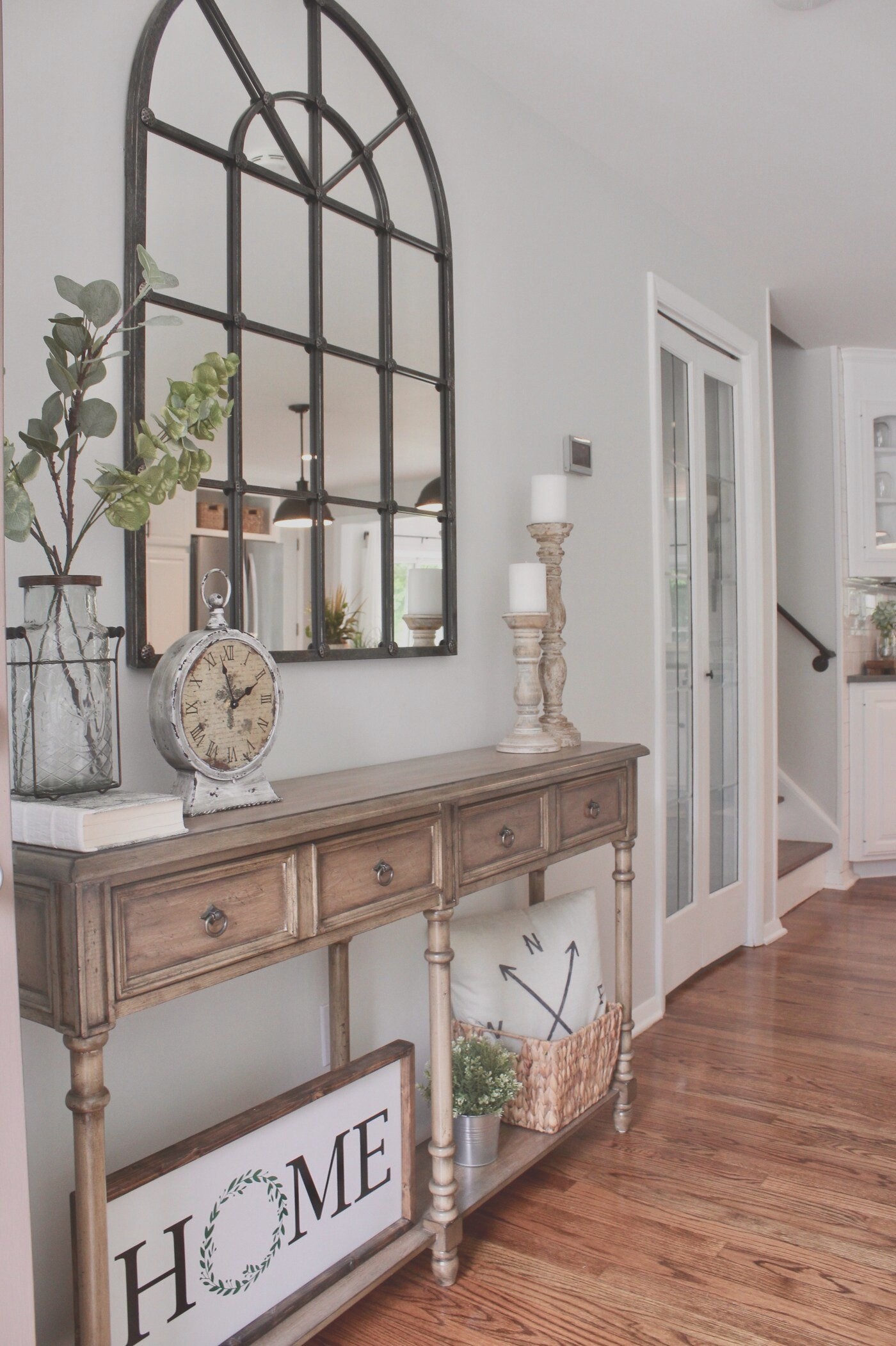 Modern framhouse foyer design