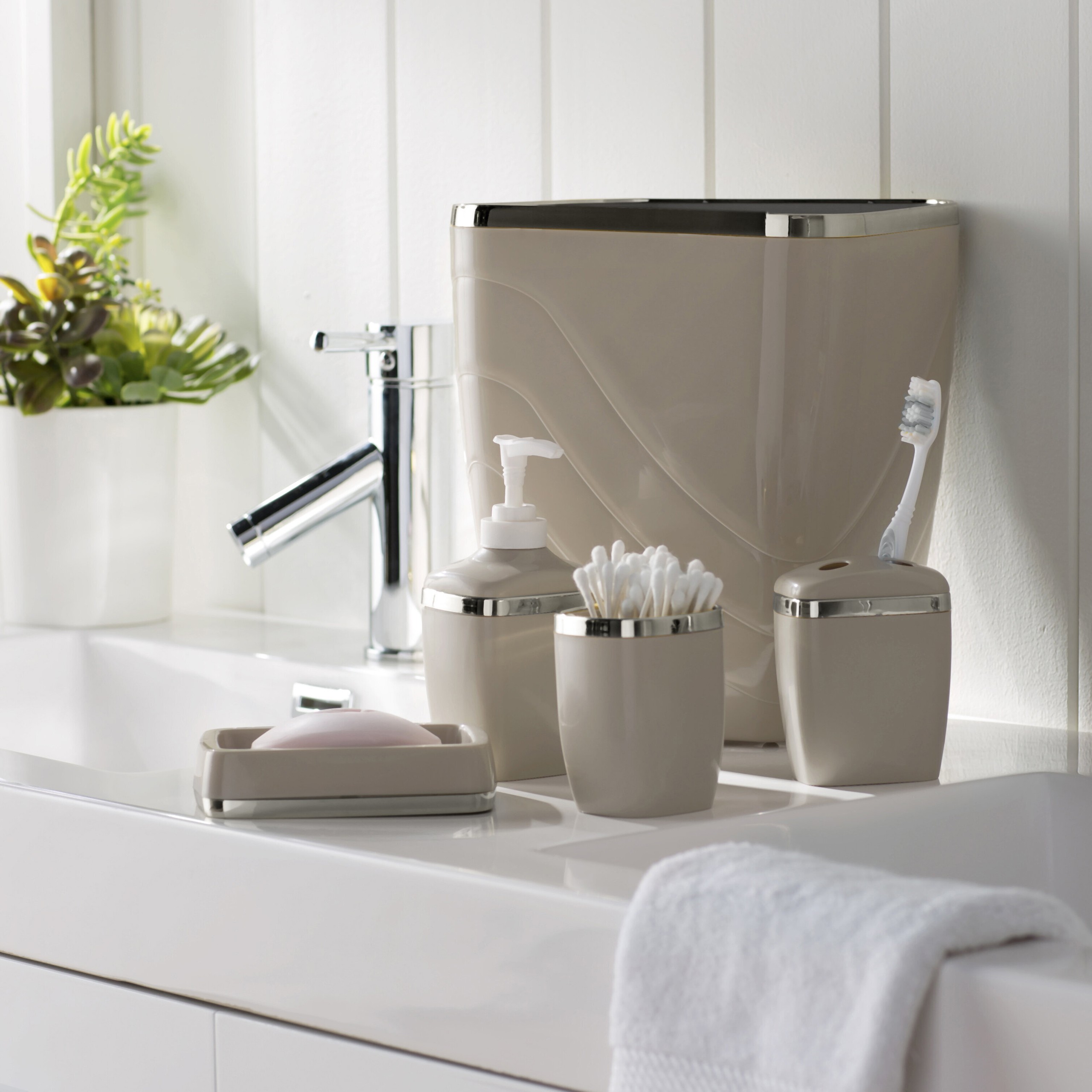 Simple Free standing Bathroom Accessories Set