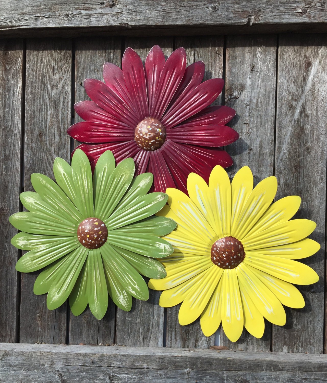 Colorful metal daisy wall art set for outdoor decor