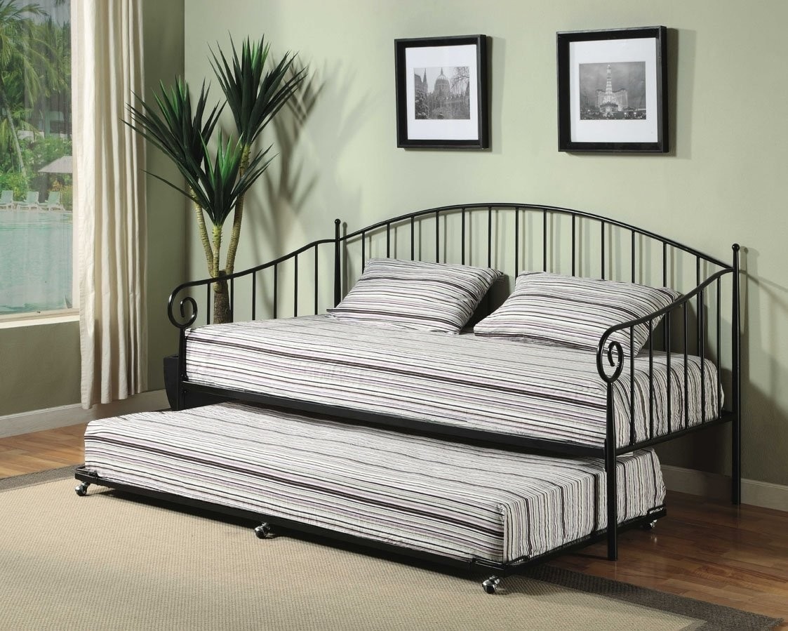 How to transform small interior with day bed with pop