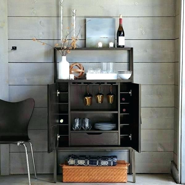 Designing small bar looks roomy and convenient q house