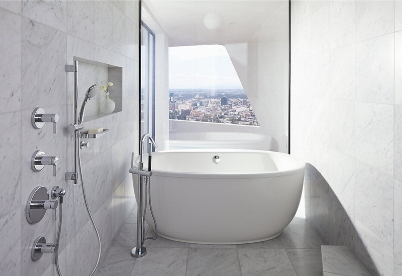 Curved corner freestanding tub