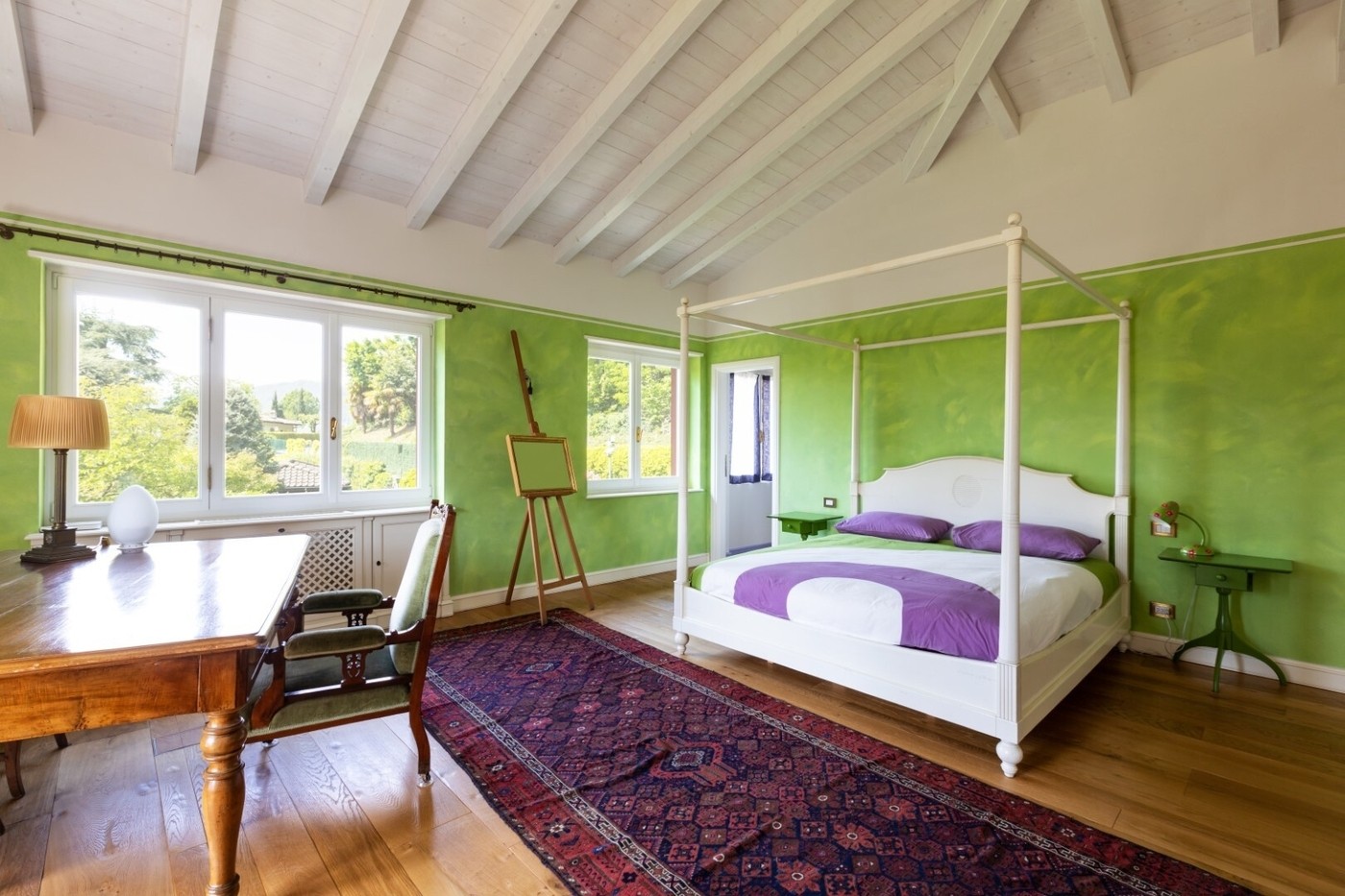 Bedroom with four poster bed