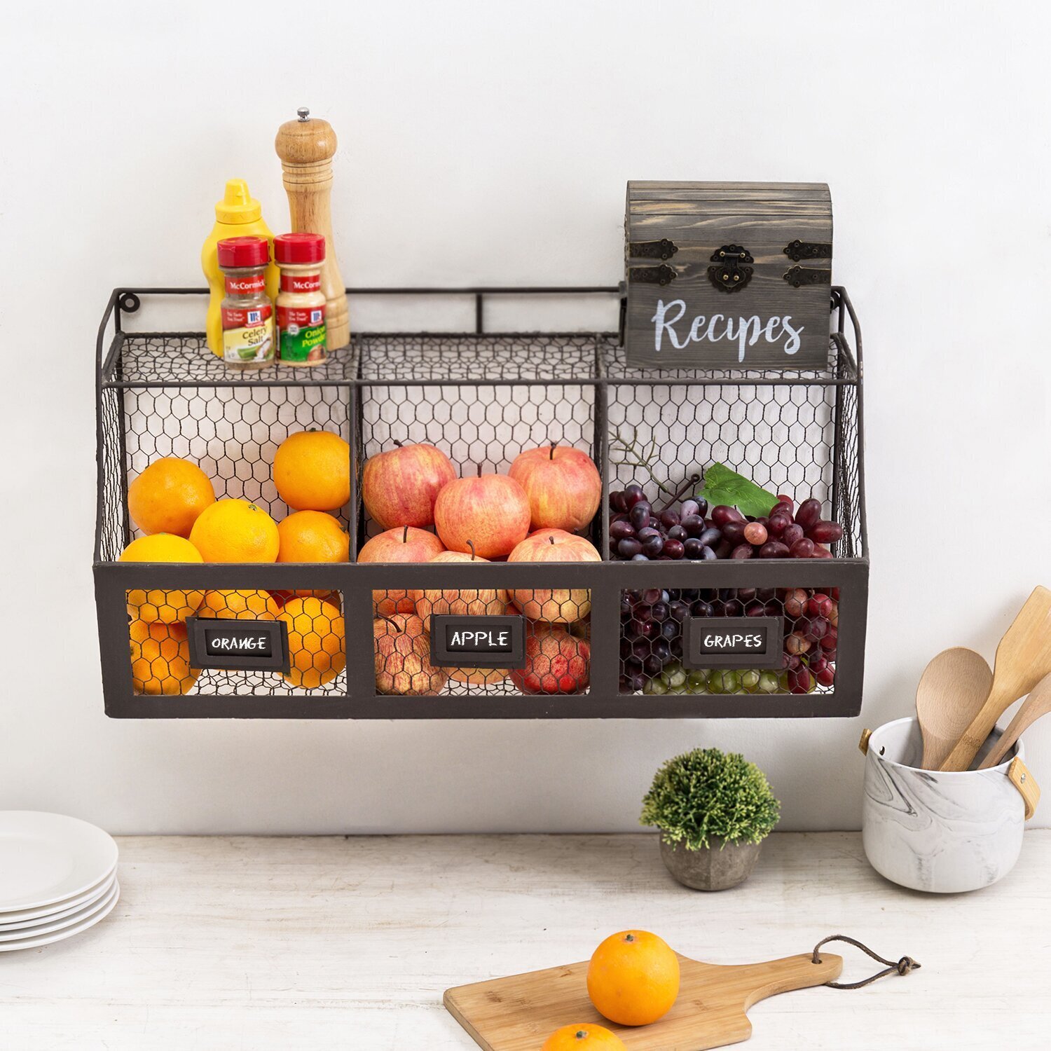 Horizontal wall hanging vegetable basket