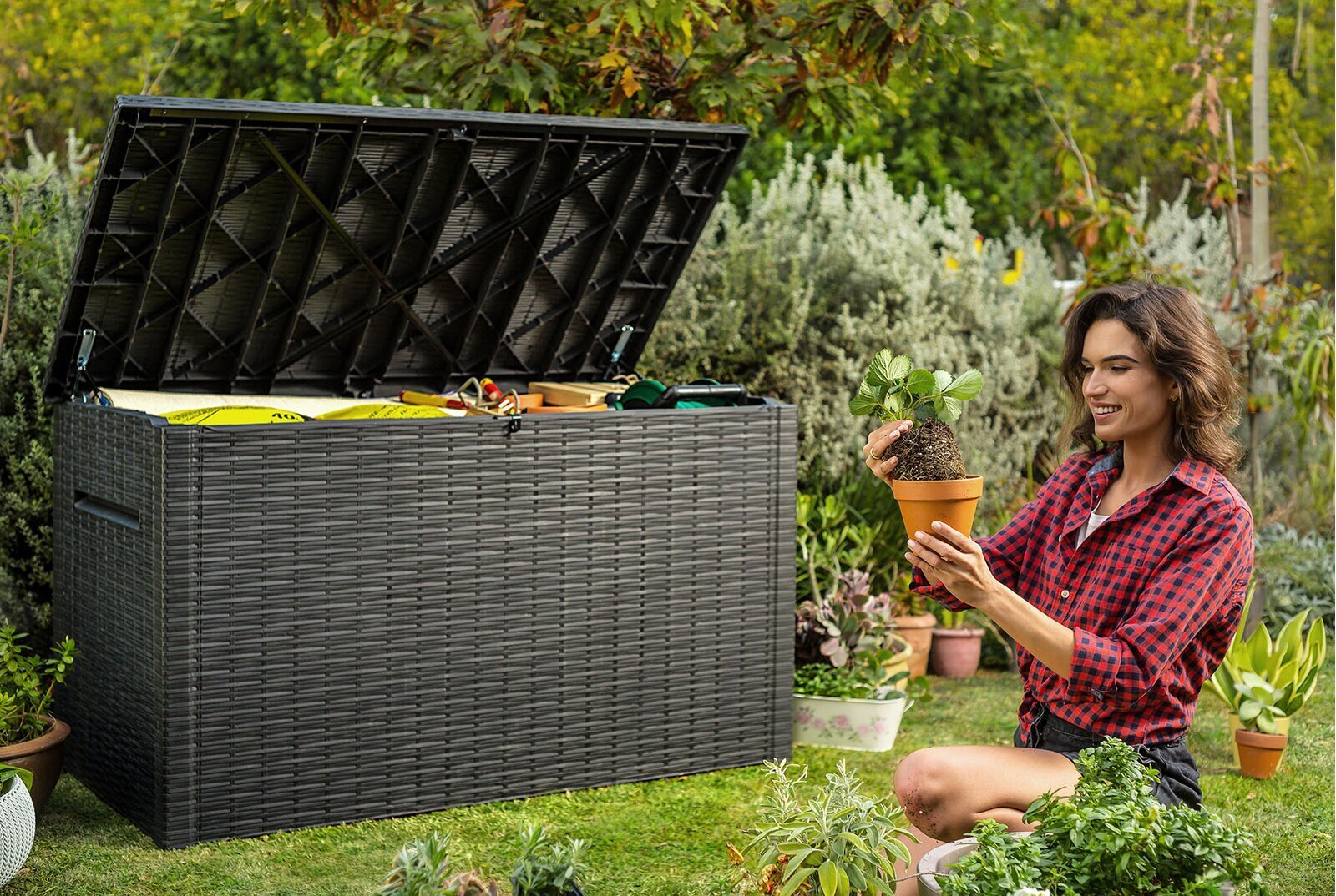 Lockable brown faux wicker outdoor storage chest 