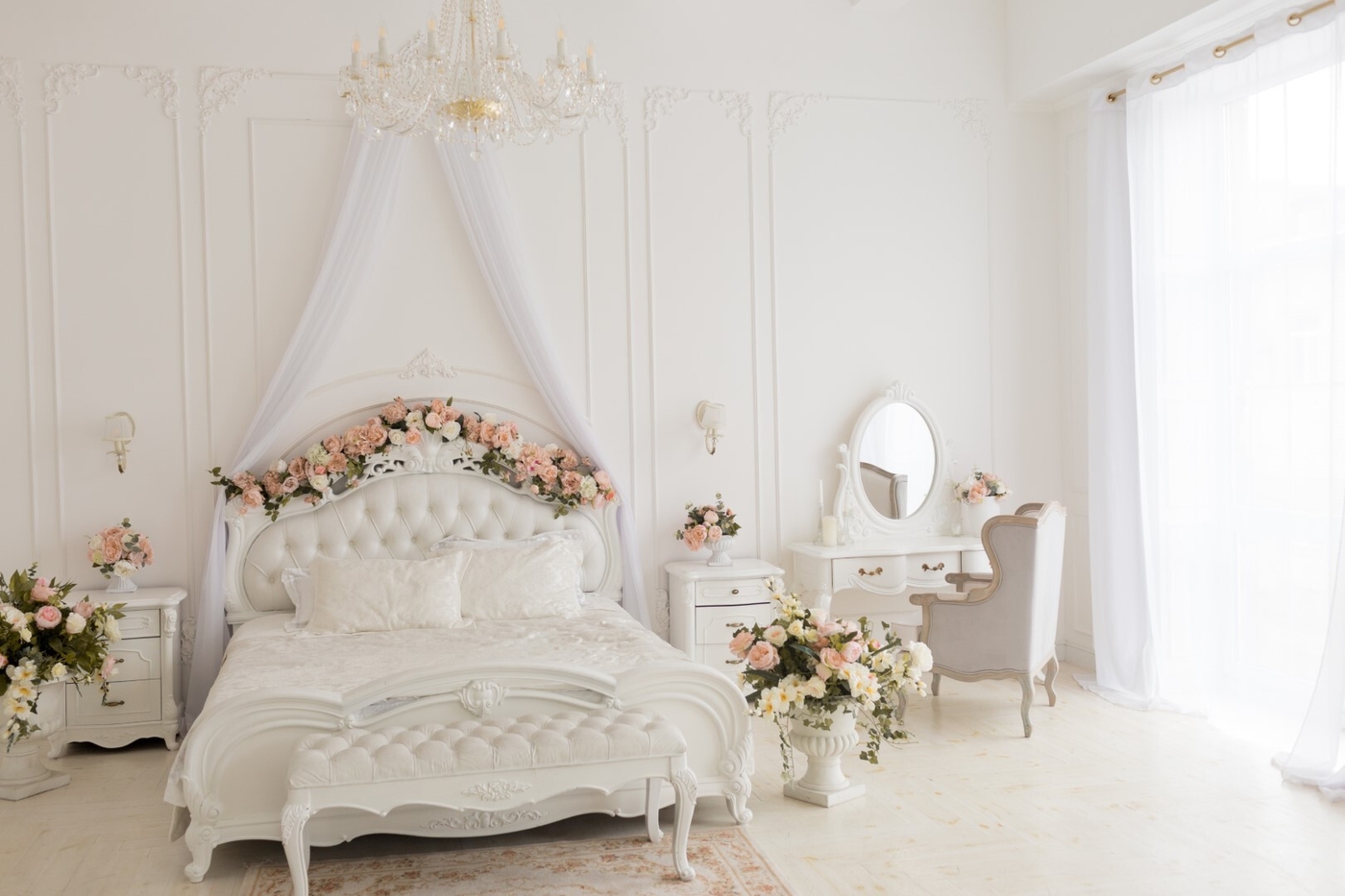 White four poster bed