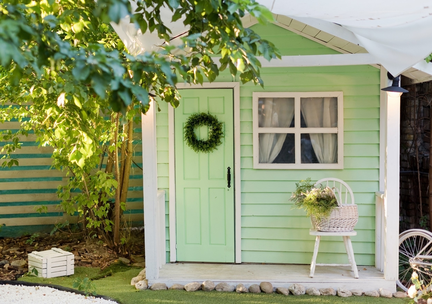 9 Fabulous Ideas to Decorate a Playhouse