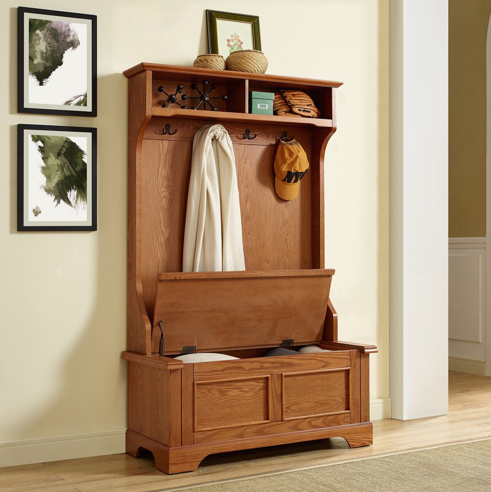 Attractive Classic Antique Hall Tree 