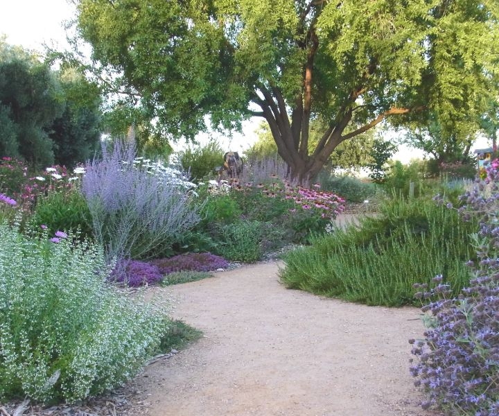 bee garden decor