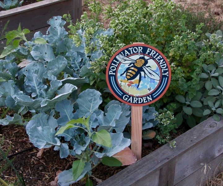 bee garden sign