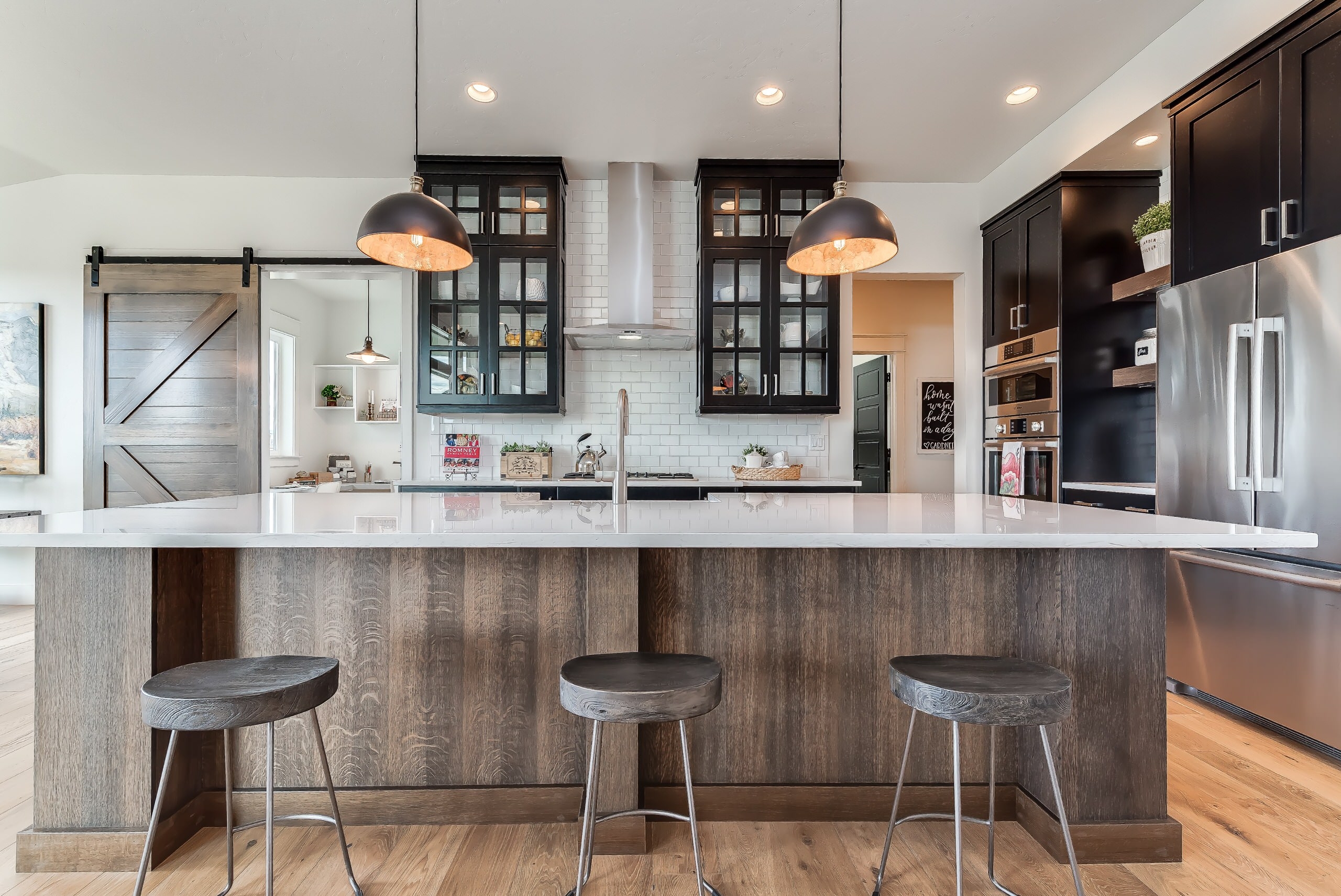 Kitchen Bar With Unique Wood Grains
