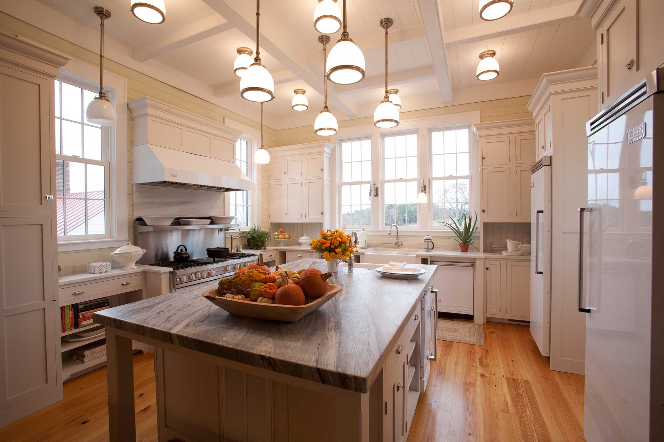 Kitchen Making Use Of Several Lights