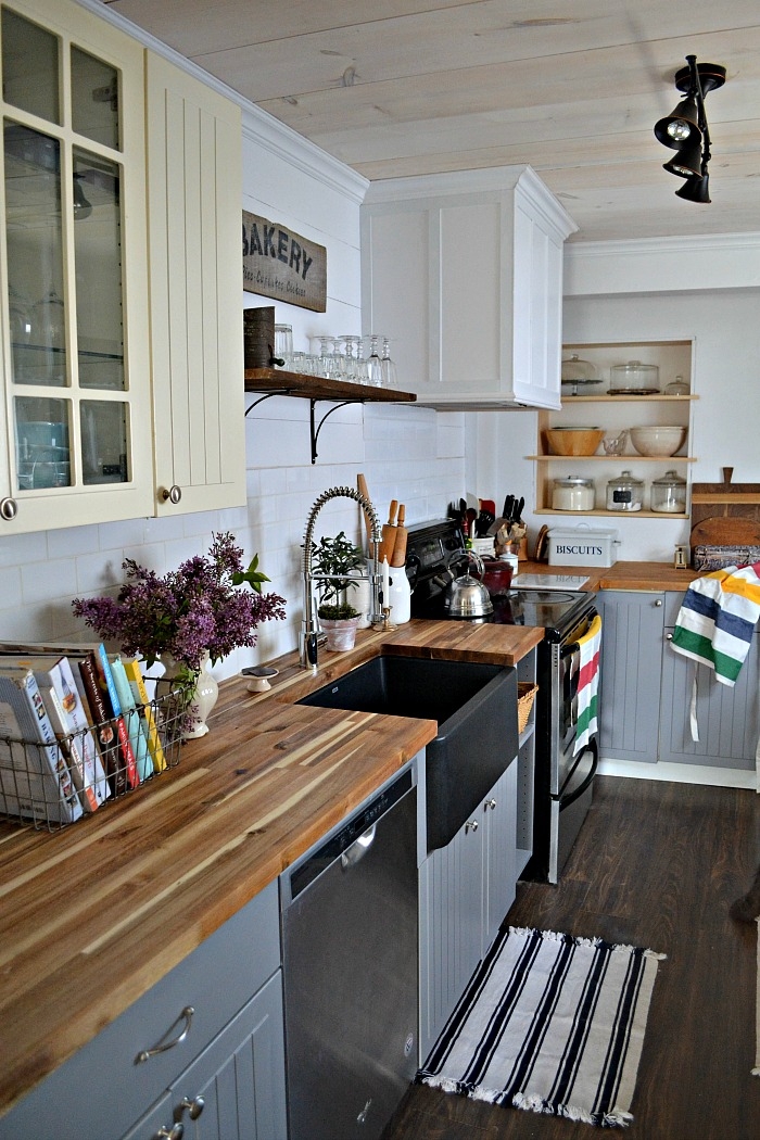 Kitchen Using Rustic Style Decor Items