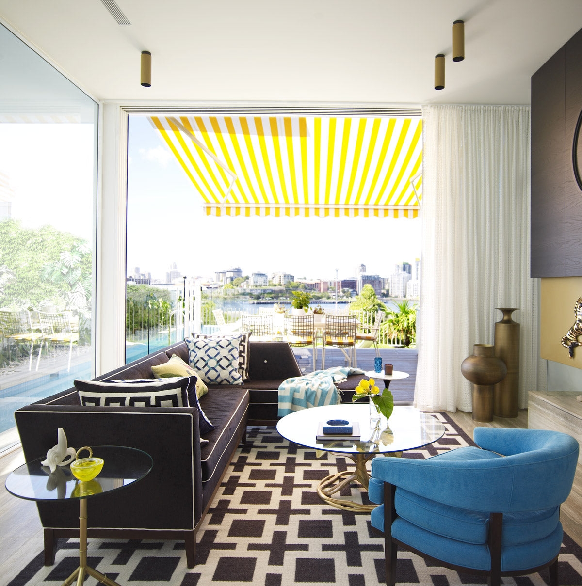Large conservatory with a rug