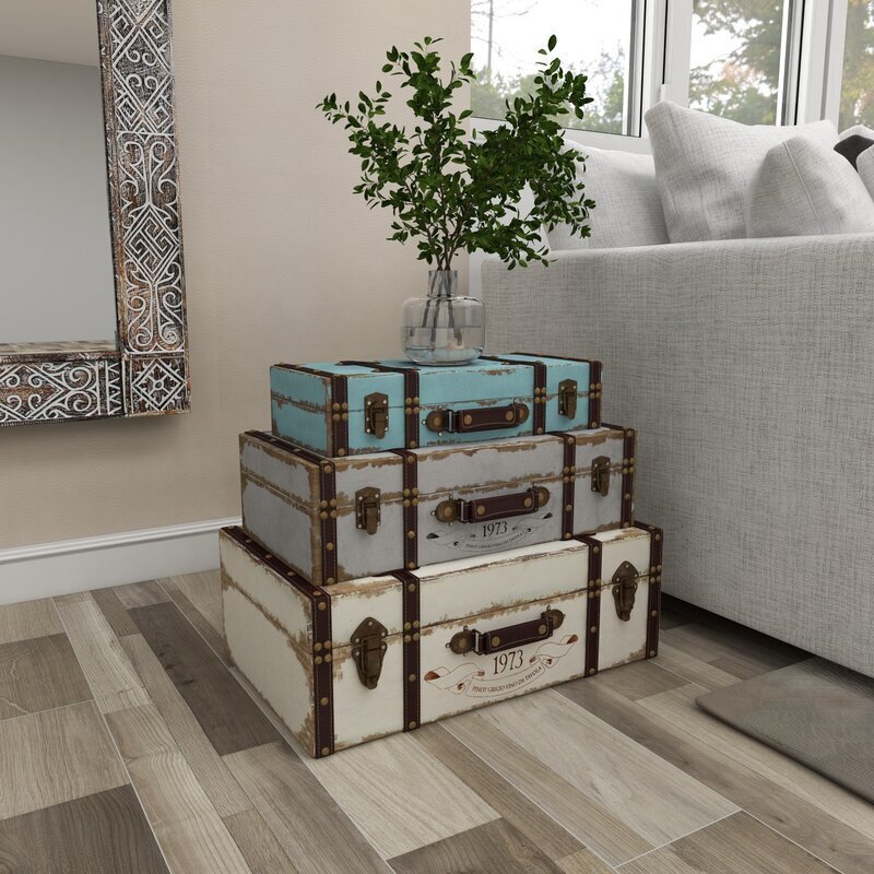 Nostalgic shabby chic trunks