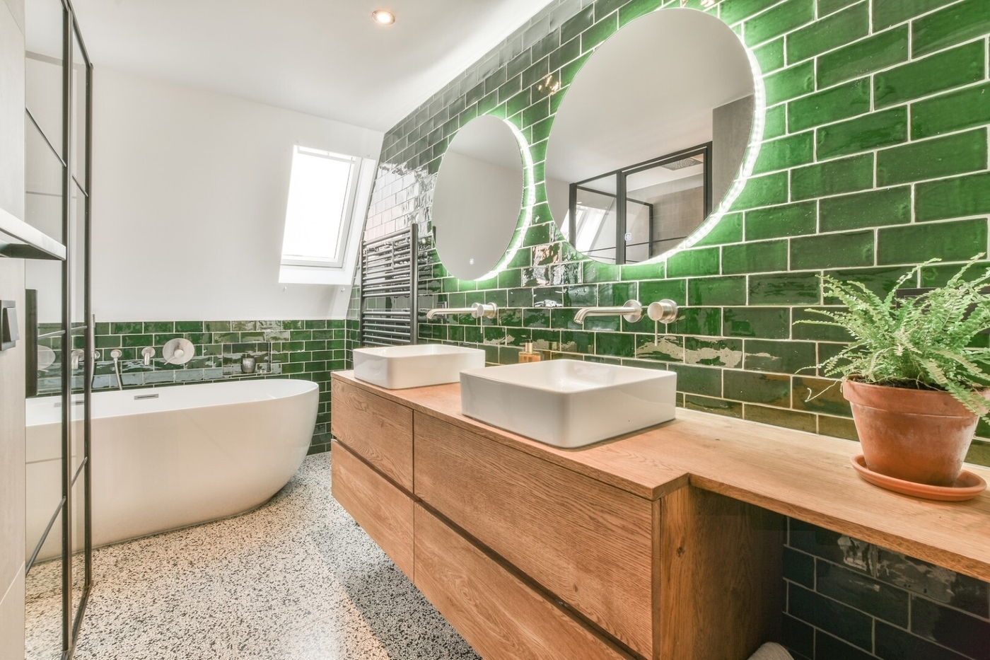 Sinks with mirrors in bathroom