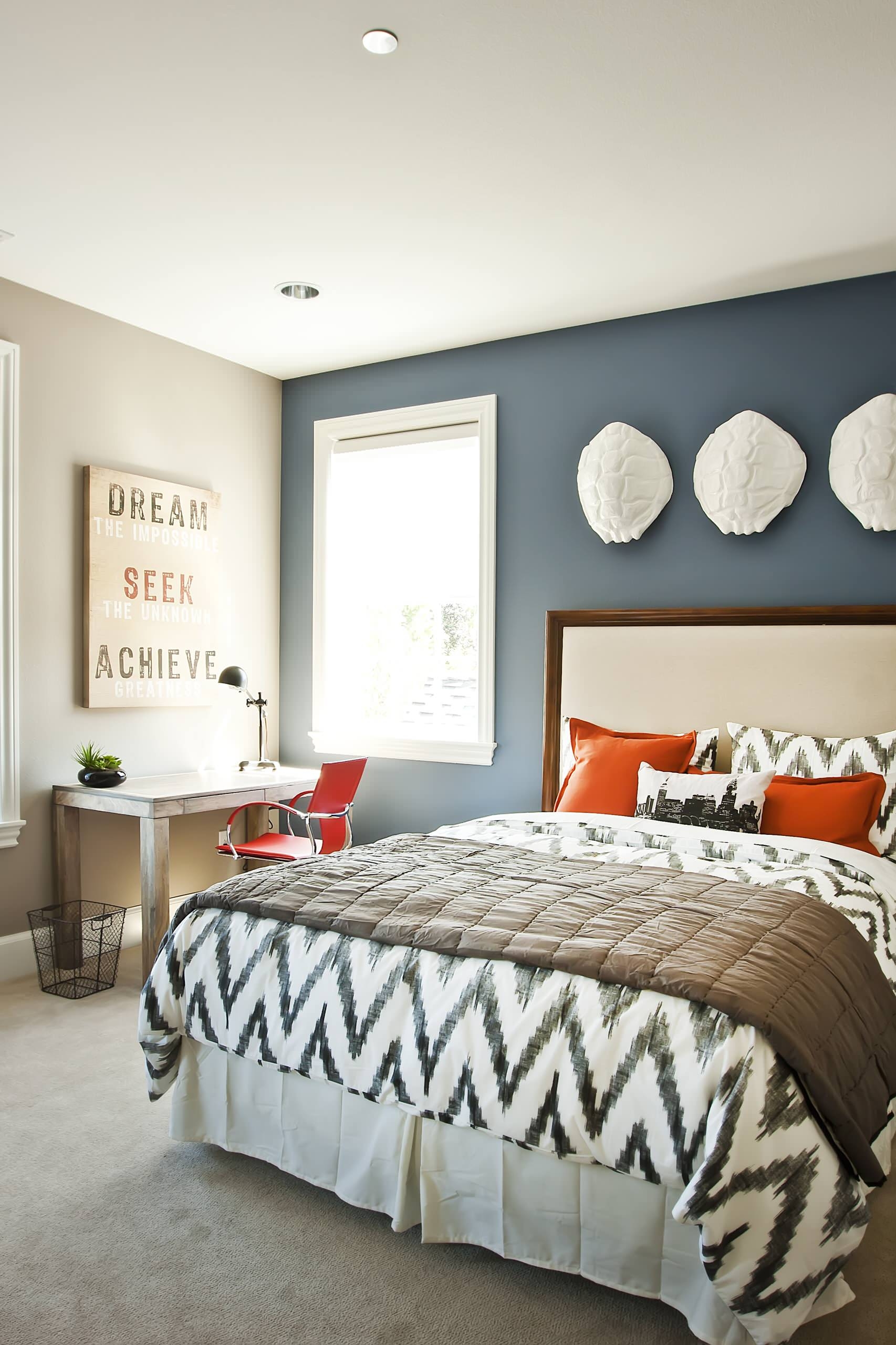 Transitional bedroom decor for teenagers
