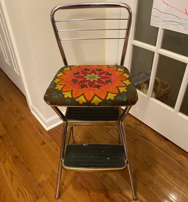 Upholstered Retro Kitchen Stool with Steps
