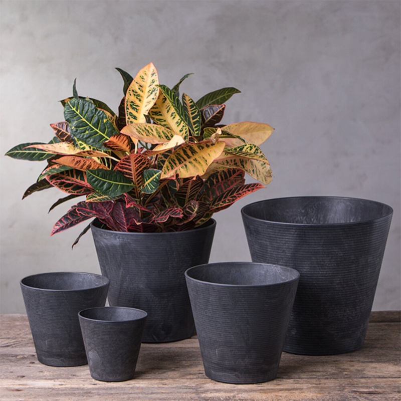 Carreras Self-Watering Resin Pot Planter