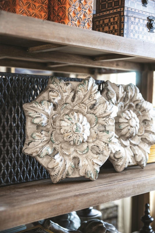 Medallion Botanical Magnesia Wall Decor