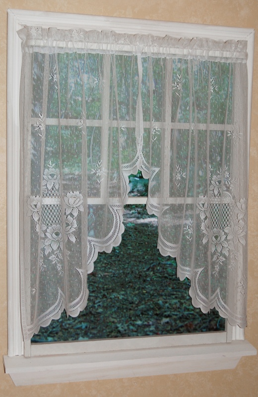 Oyola Floral Scalloped 56'' Window Valance
