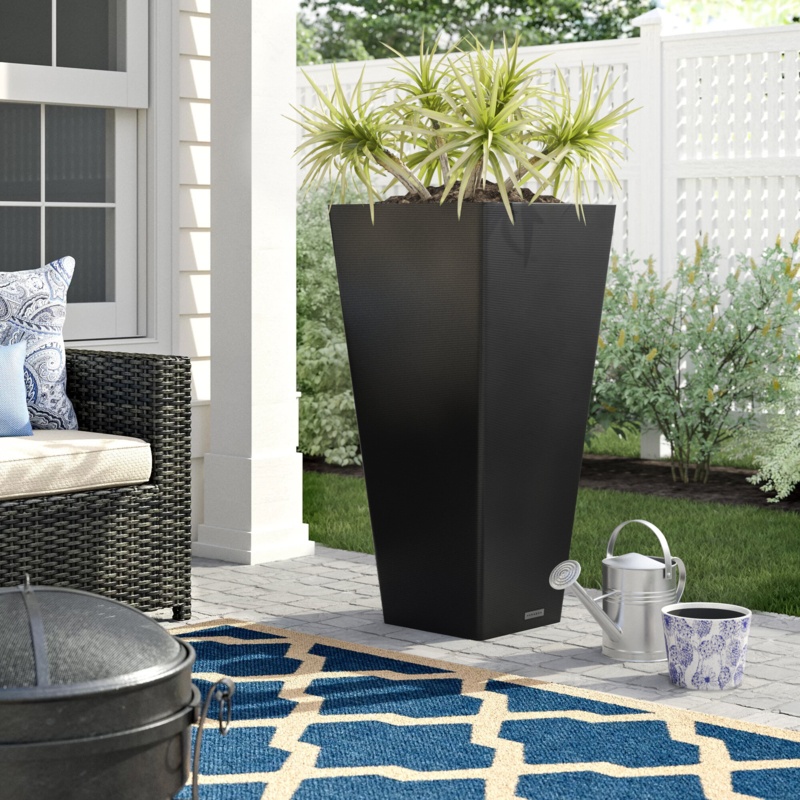 Pro Series Plastic Pot Planter