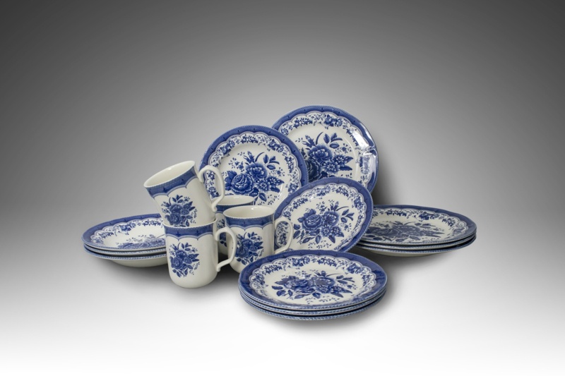 Tudor England Royal Classic Porcelain China Dinnerware Set - Service for 4