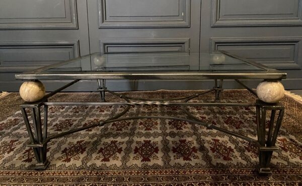 Table 1980 ornementee de 4 boules en marbre metal brut plateau en verre