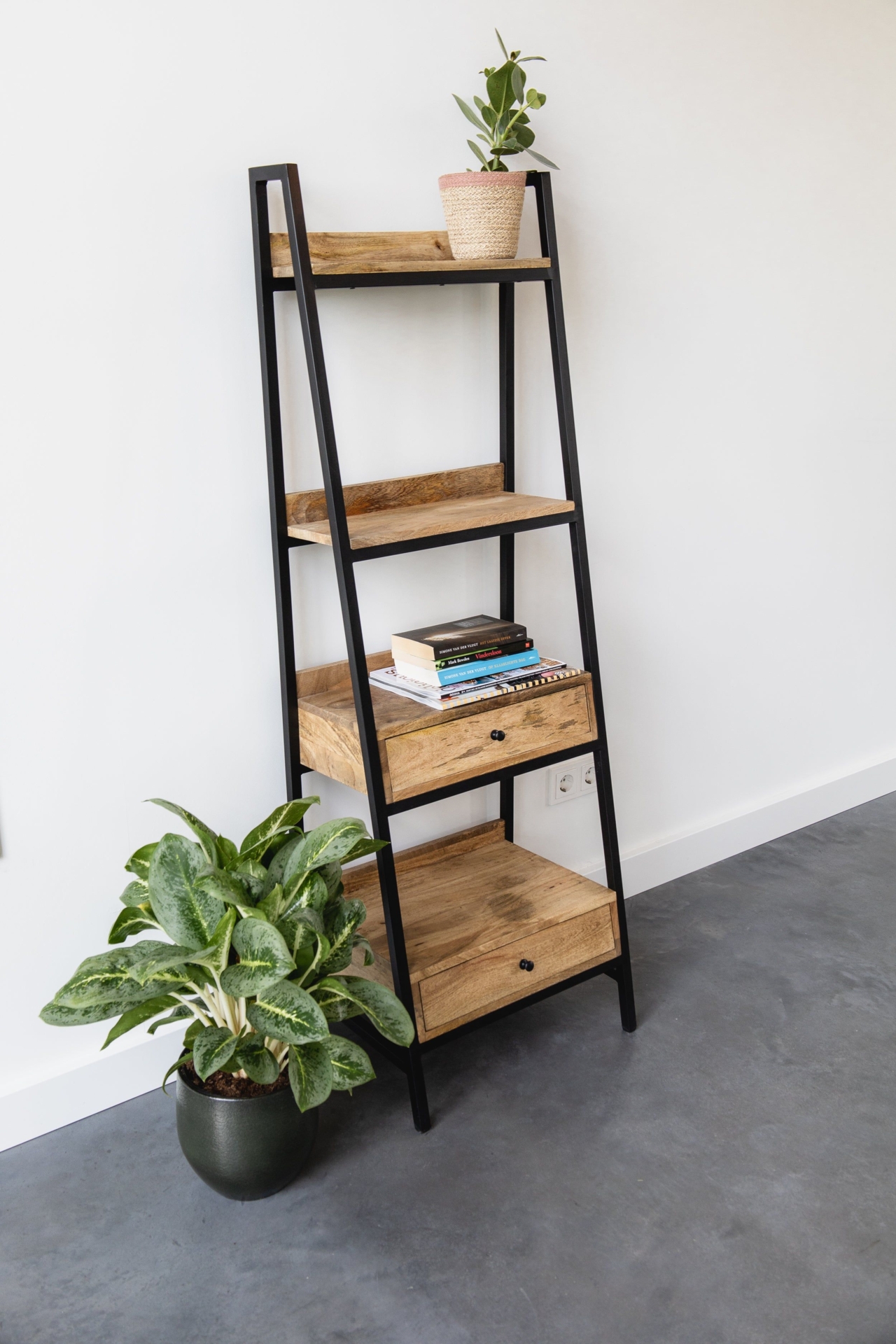 Ladderkast / Schappenkast Industrieel Design | Mangohout en Staal | 50x38x150cm