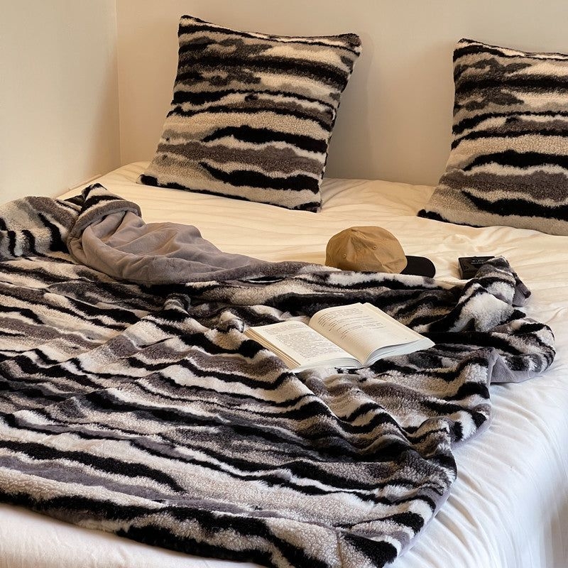 Polyester Striped Soft Sofa Household Throw Blanket